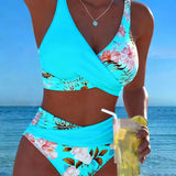 Bikini sa kontrastnim cvetnim isecanjima